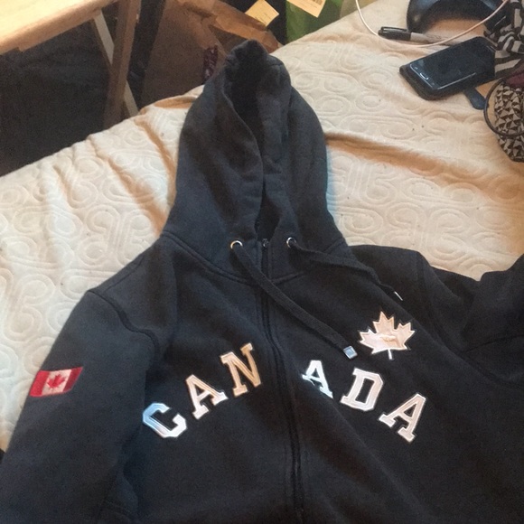 Canada zip up - Picture 3 of 3